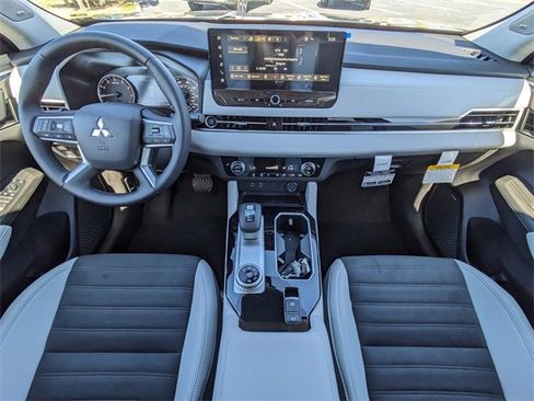 New 2025 Mitsubishi Outlander SE image 16