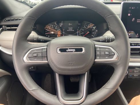 Used 2025 Jeep Compass Limited AWD/4WD image 12