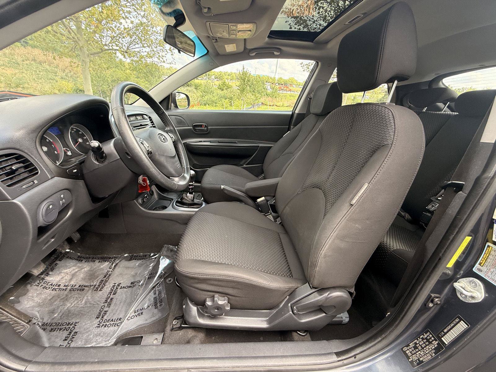 Used 2010 Hyundai Accent SE FWD image 14