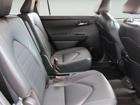 Used 2023 Toyota Highlander XLE AWD/4WD image 23