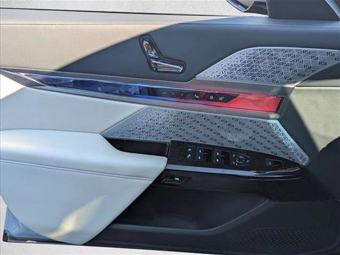 Certified 2024 BMW 760i xDrive w/ Premium Package 2 image 9