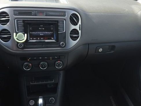 Used 2016 Volkswagen Tiguan S image 11