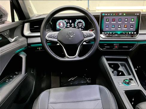 Certified 2025 Volkswagen Tiguan SE w/ Panoramic Sunroof Package image 7