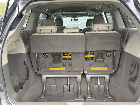 Used 2011 Toyota Sienna XLE image 19