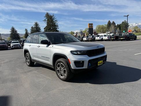 Used 2023 Jeep Grand Cherokee Trailhawk w/ Luxury Tech Group III AWD/4WD image 2