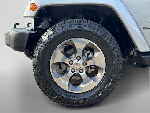 Used 2018 Jeep Wrangler Sahara w/ Connectivity Group image 10