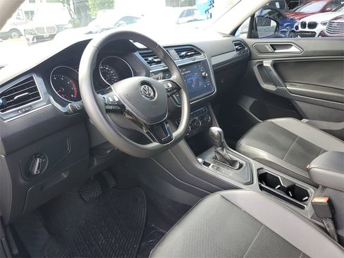Used 2020 Volkswagen Tiguan SE image 16