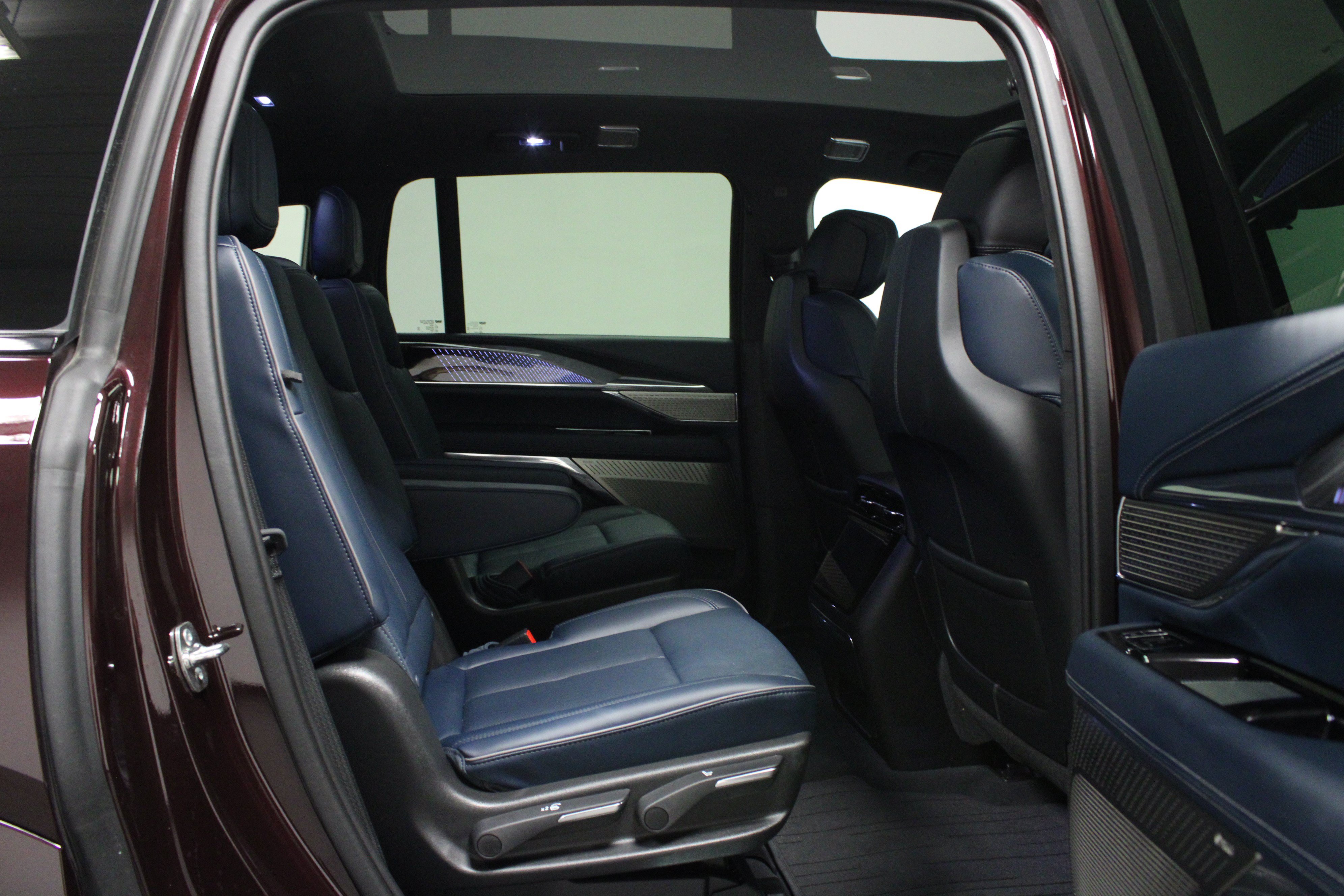 Used 2025 Cadillac Escalade IQ Luxury 2 w/ LPO, Premium Carpet Package AWD/4WD image 16