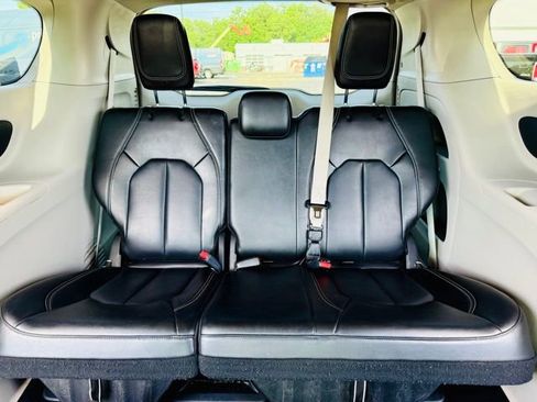 Used 2023 Chrysler Pacifica Touring-L image 32