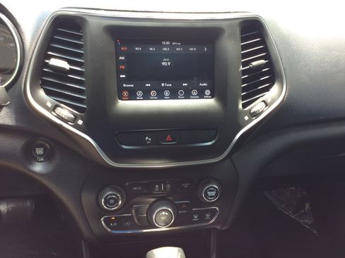 Used 2020 Jeep Cherokee Latitude Plus FWD image 25