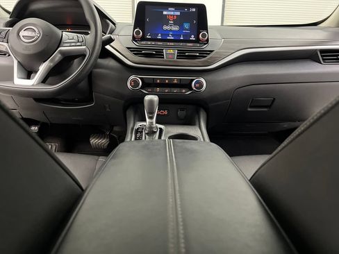 Used 2025 Nissan Altima 2.5 SV FWD image 40