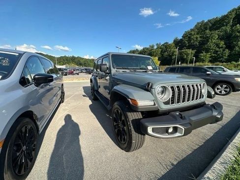 Used 2025 Jeep Wrangler Unlimited Sahara AWD/4WD image 12