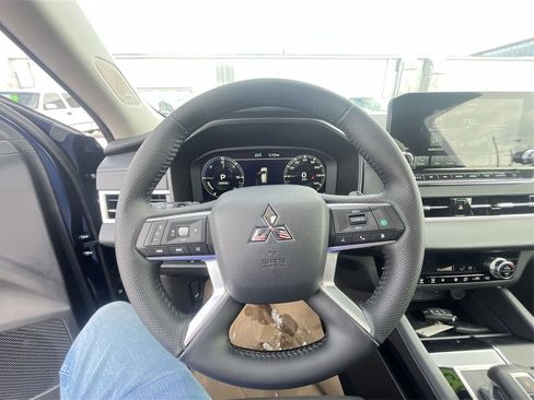 New 2025 Mitsubishi Outlander SE image 14