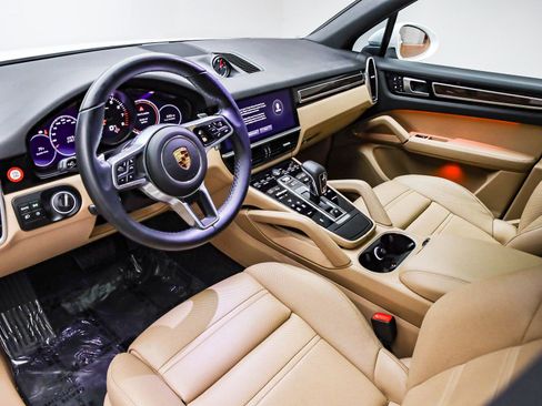 Used 2022 Porsche Cayenne Platinum Edition image 4