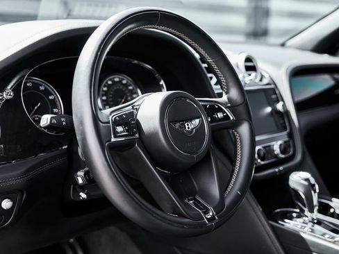 Used 2017 Bentley Bentayga AWD/4WD image 32