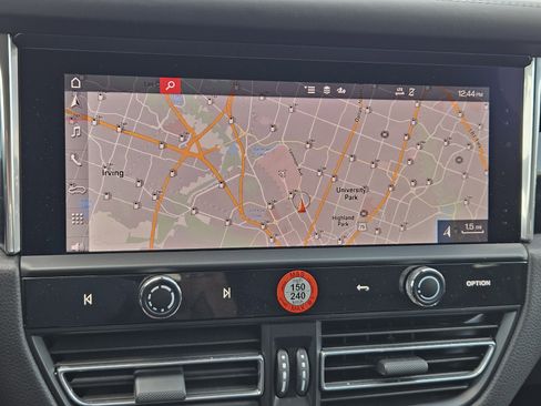 Certified 2026 Porsche Macan image 17