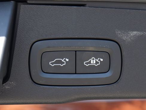 Used 2024 Volvo XC60 B5 Core image 9