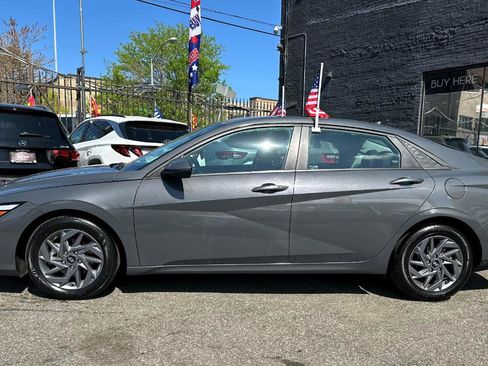 Used 2024 Hyundai Elantra SEL image 3