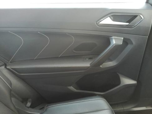 Used 2022 Volkswagen Tiguan SE w/ Panoramic Sunroof Package FWD image 29