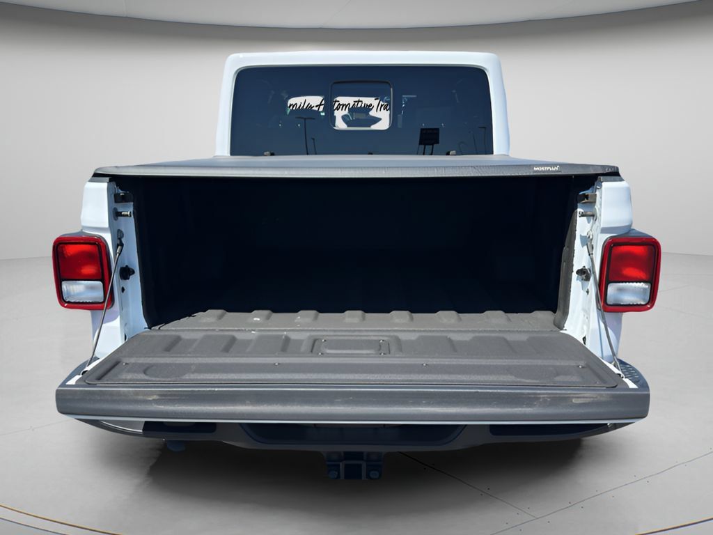Used 2024 Jeep Gladiator Sport AWD/4WD image 9
