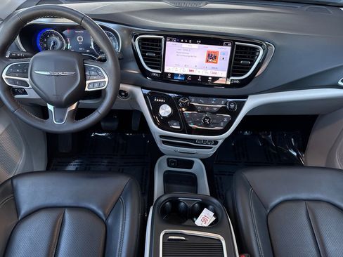 Used 2023 Chrysler Pacifica Touring-L FWD image 15