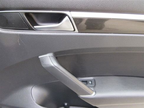 Used 2018 Volkswagen Passat 3.6 image 25