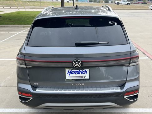 Certified 2025 Volkswagen Taos SE image 9