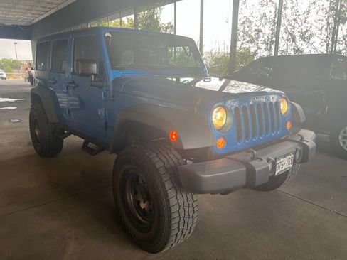 Used 2016 Jeep Wrangler Unlimited Rubicon w/ Connectivity Group AWD/4WD image 2
