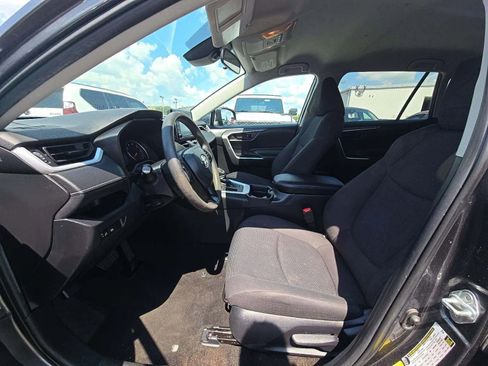 Used 2020 Toyota RAV4 LE image 5