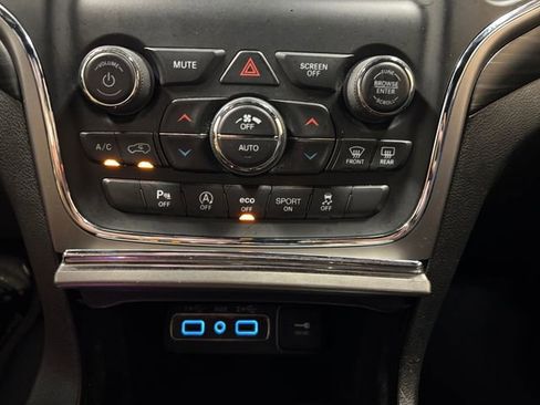 Used 2021 Jeep Grand Cherokee Laredo AWD/4WD image 21