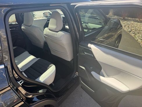 New 2025 Mitsubishi Outlander SE image 13