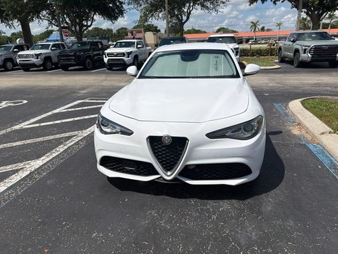 Used 2017 Alfa Romeo Giulia Ti w/ TI 19" Sport Package AWD/4WD image 5