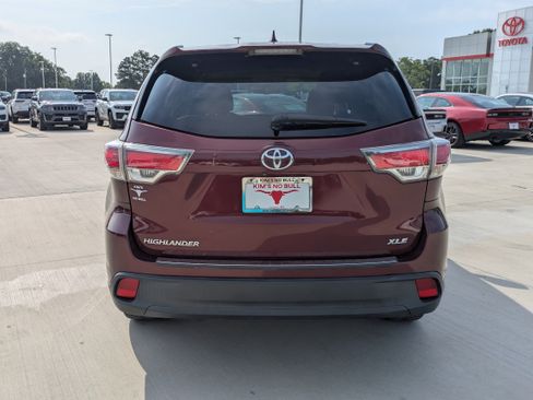 Used 2014 Toyota Highlander XLE FWD image 4