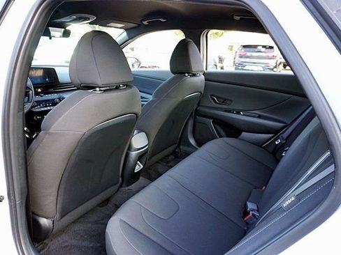 Used 2025 Hyundai Elantra SEL FWD image 17