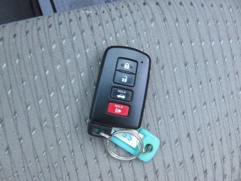 Used 2012 Toyota Camry LE image 34