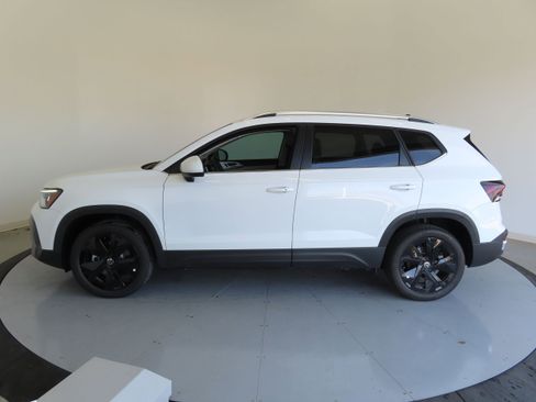 New 2025 Volkswagen Taos SE image 8