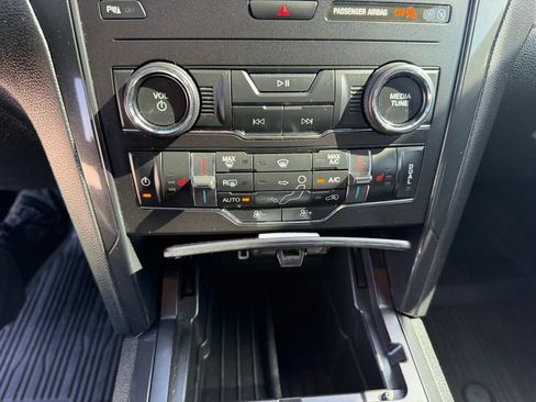 Used 2019 Ford Explorer XLT w/ Equipment Group 202A AWD/4WD image 19