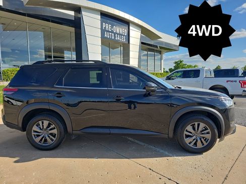 Used 2022 Nissan Pathfinder SV AWD/4WD image 2