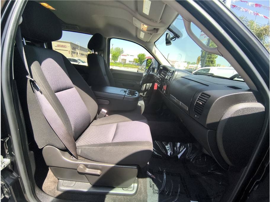 Used 2010 Chevrolet Silverado 2500 LT w/ Interior Plus Package AWD/4WD image 14