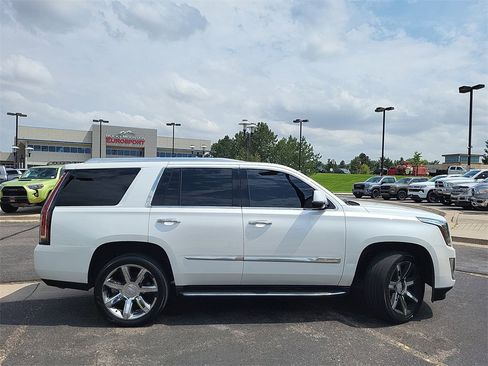 Used 2016 Cadillac Escalade Luxury image 3