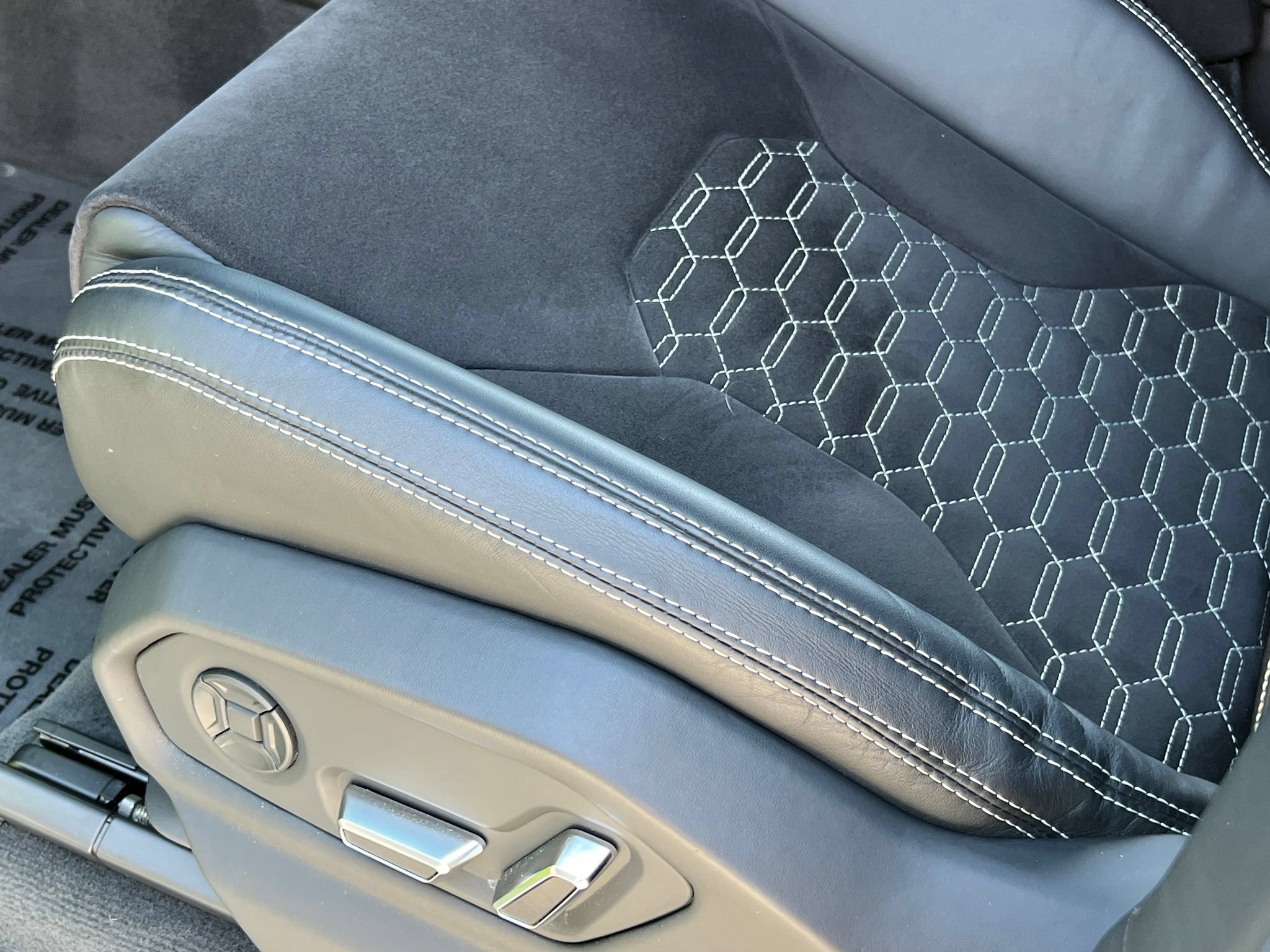 Used 2022 Lamborghini Urus AWD/4WD image 40