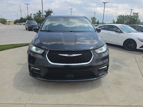 Used 2023 Chrysler Pacifica Touring-L FWD image 2