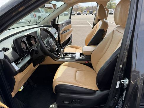 Used 2024 Kia Carnival LX FWD image 13