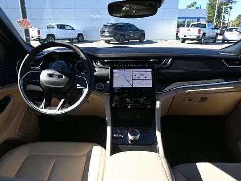 Used 2023 Jeep Grand Cherokee Limited image 12