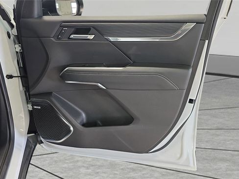 Used 2025 GMC Acadia Elevation image 27