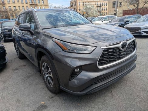 Used 2024 Toyota Highlander XLE image 3