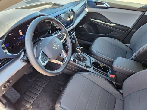 Certified 2023 Volkswagen Taos SE w/ Panoramic Sunroof Package AWD/4WD image 10