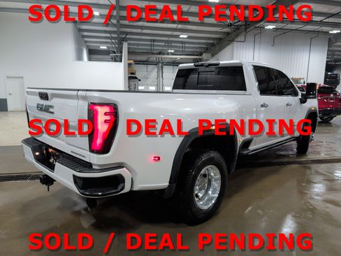 Used 2024 GMC Sierra 3500 Denali Ultimate AWD/4WD image 3