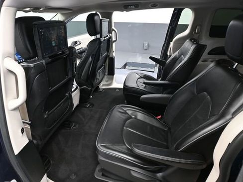 Used 2018 Chrysler Pacifica Limited w/ Advanced Safetytec Group FWD image 35