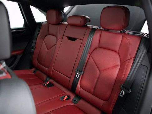 Certified 2025 Porsche Macan image 30